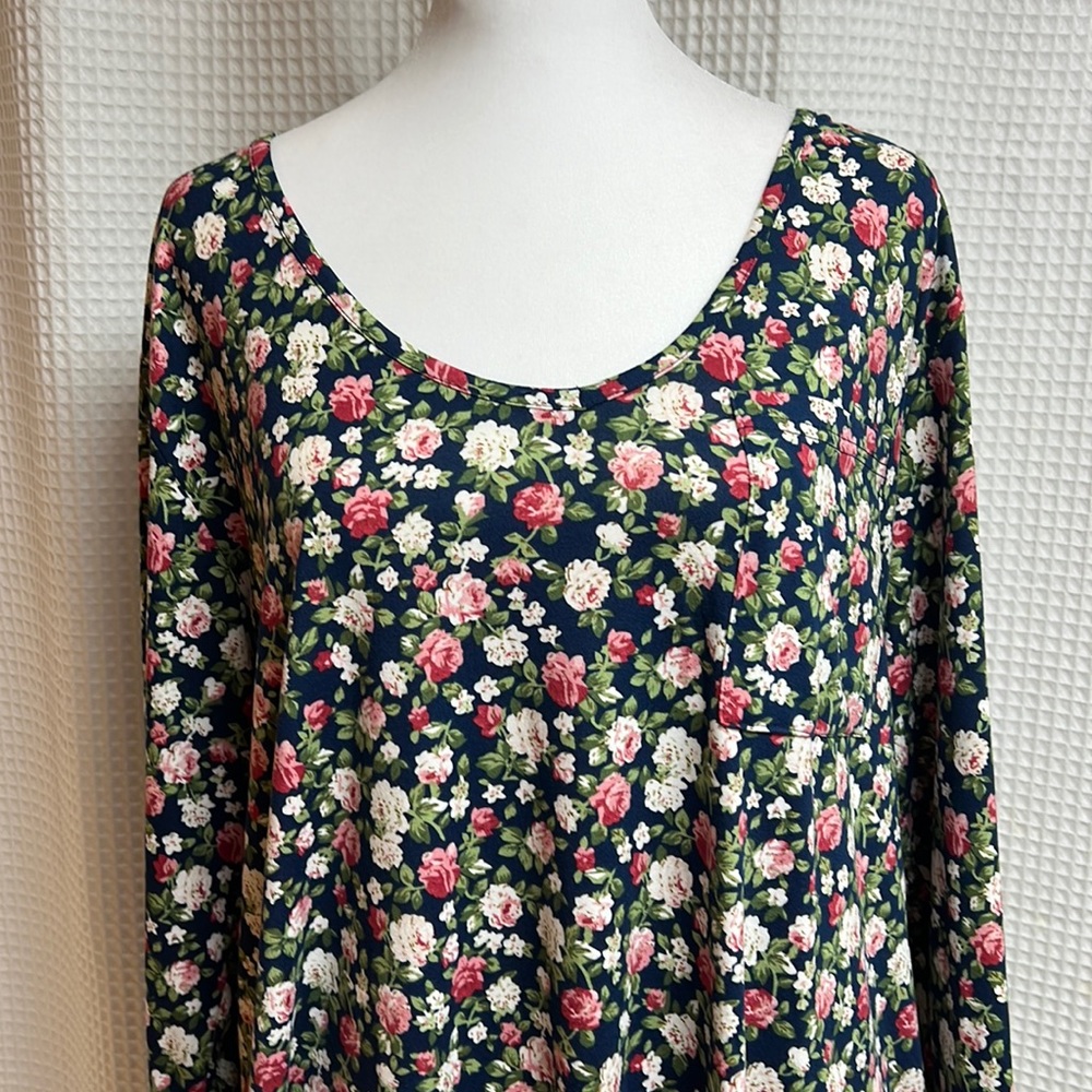 Belaroi- Floral 1X flowy 3/4 sleeve top with scoop neckline and front pocket